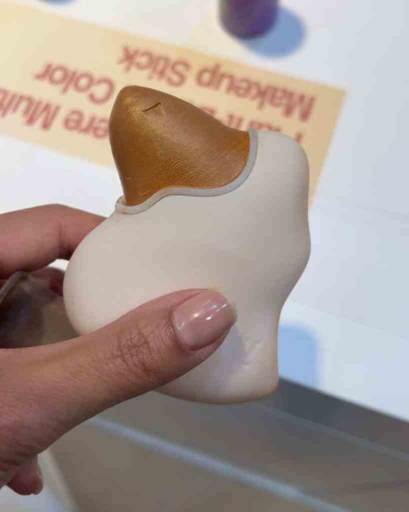 A playful soap shaped like a cupcake with a caramel-coloured top, perfect for fun bathroom decor.